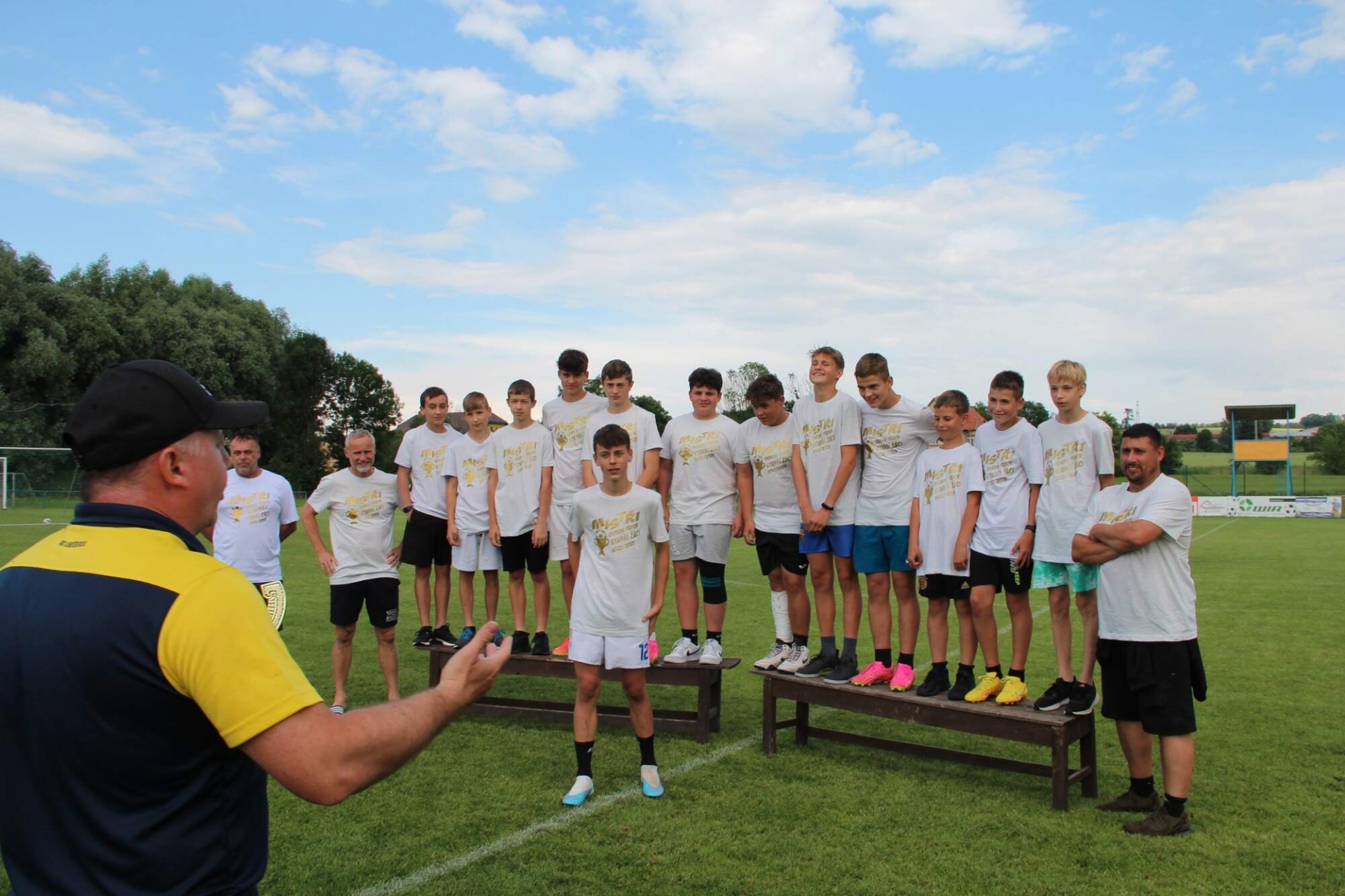 Starší žáci a dorostenci SKL zvedli pohár a proběhla i rozlučka
